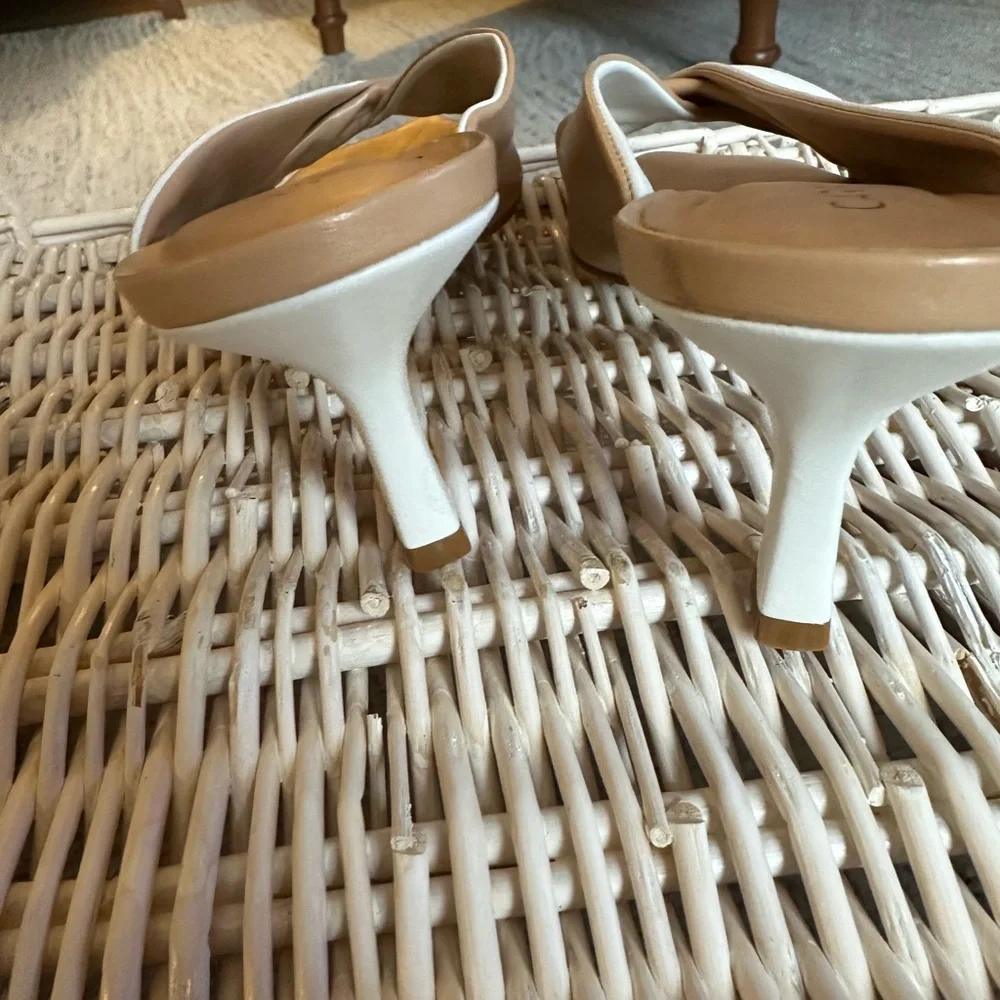 Carrano Women's Elegant Cream and Tan Mules - Picture 10 of 10